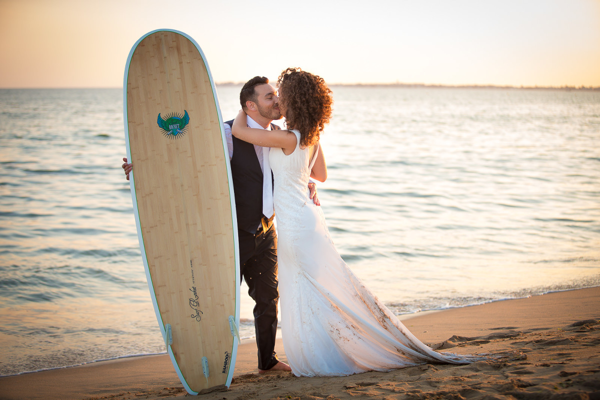 Jean-Philippe Olivier photographe mariage couple portrait soleil couchant surf plage labaule pornichet mariées embrassade joie sable mer
