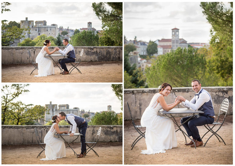 Petite pause pour les mariés autour d'une table de bistrot avec sa jolie vue sur le château de Clisson.
