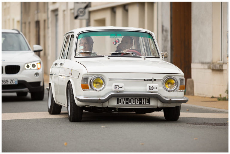 Les mariés arrive à la mairie dans une jolie Renault R10 major blanche.